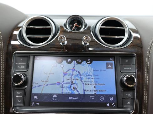 Used 2018 Bentley Bentayga AWD/4WD image 39
