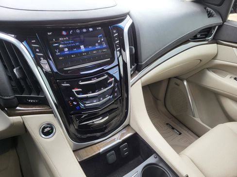 Used 2020 Cadillac Escalade Luxury AWD/4WD image 26