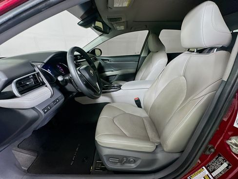 Used 2018 Toyota Camry XSE FWD image 13