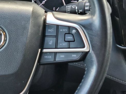 Used 2022 Toyota Highlander XLE AWD/4WD image 15
