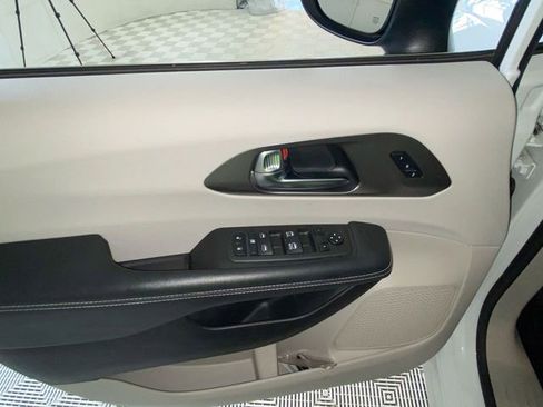 Used 2023 Chrysler Pacifica Touring-L AWD/4WD image 26