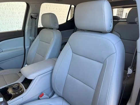 Used 2020 GMC Acadia SLT FWD image 2