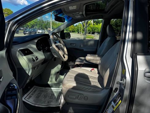 Used 2011 Toyota Sienna XLE FWD image 13