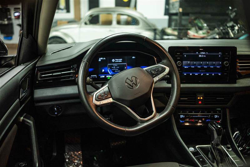 Used 2025 Volkswagen Jetta SE FWD image 15