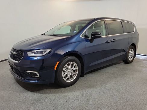 Used 2024 Chrysler Pacifica Touring-L FWD image 3