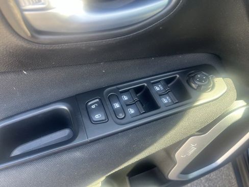 Used 2019 Jeep Renegade Sport w/ Sport Appearance Group image 19