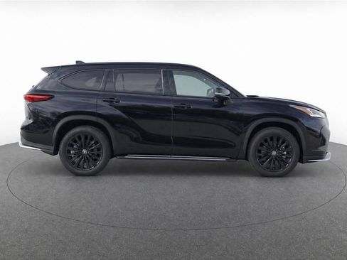 Used 2023 Toyota Highlander XSE FWD image 8