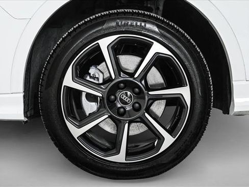 Certified 2025 Audi Q3 2.0T Premium Plus w/ Premium Plus Package image 25