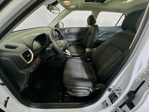 Used 2025 Hyundai Venue SEL image 13