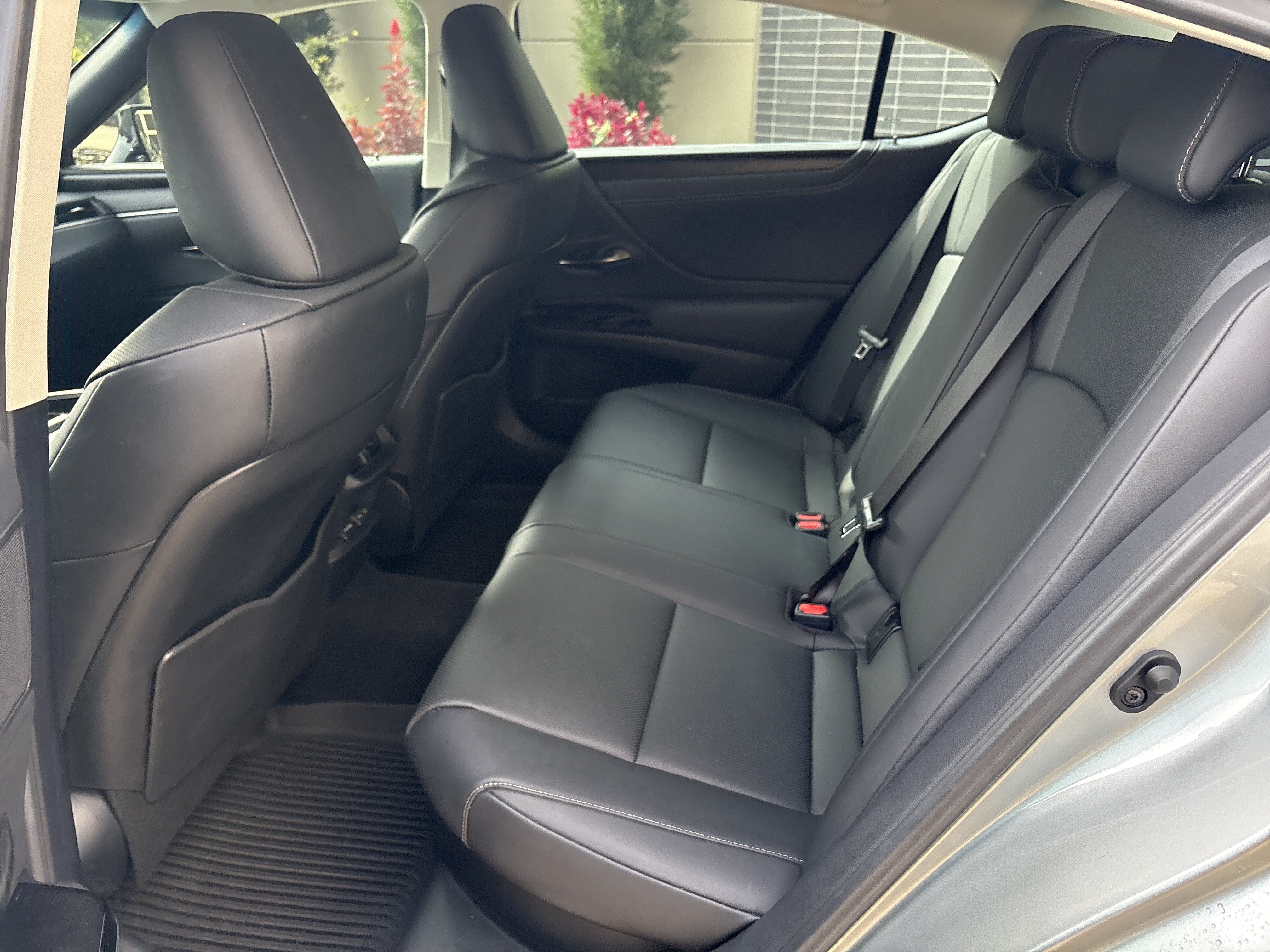 Used 2025 Lexus ES 300h F Sport w/ Accessory Package (Z2) FWD image 31