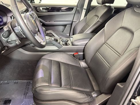 Certified 2022 Porsche Cayenne Platinum Edition image 5