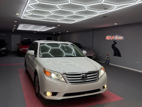 Used 2011 Toyota Avalon Limited FWD image 1