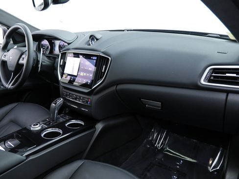 Certified 2023 Maserati Ghibli Modena RWD image 11