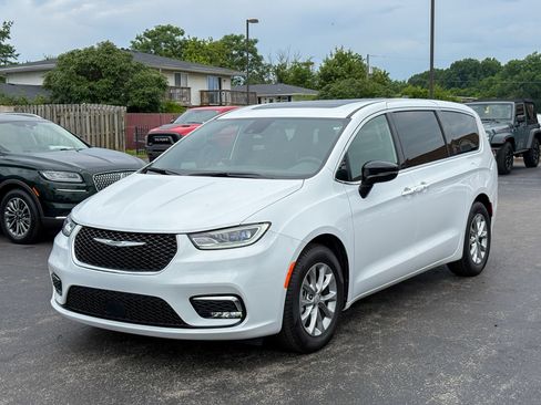 Used 2026 Chrysler Pacifica Limited FWD image 7