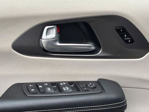 Certified 2024 Chrysler Pacifica Touring-L image 16
