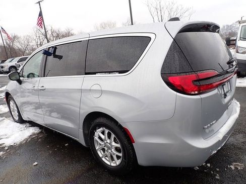 Used 2023 Chrysler Pacifica Touring-L image 5