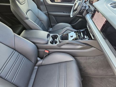 Certified 2025 Porsche Cayenne Coupe image 15