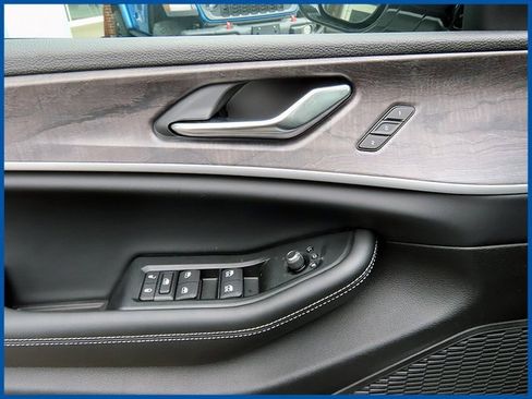 New 2025 Jeep Grand Cherokee Limited image 12