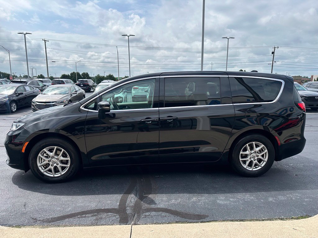 Used 2024 Chrysler Pacifica Touring-L FWD image 5