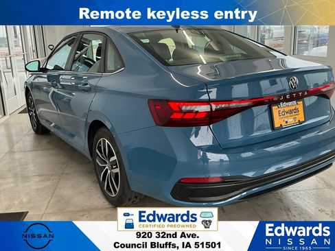 Used 2025 Volkswagen Jetta SE FWD image 6
