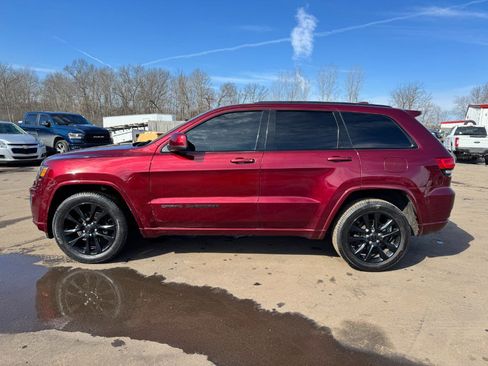 Used 2017 Jeep Grand Cherokee Altitude image 2