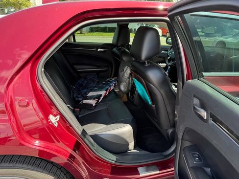 Used 2019 Chrysler 300 Limited RWD image 8