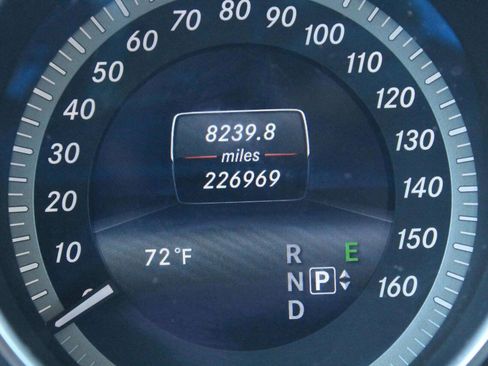 Used 2014 Mercedes-Benz E 350 4MATIC Sedan image 9