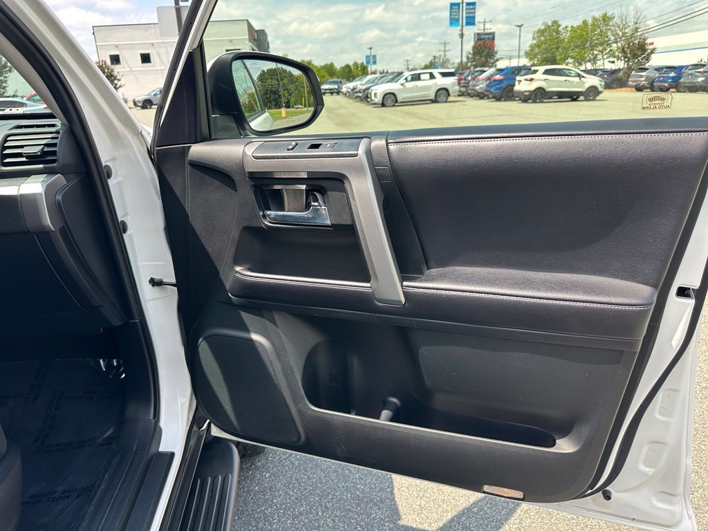 Used 2016 Toyota 4Runner SR5 AWD/4WD image 18