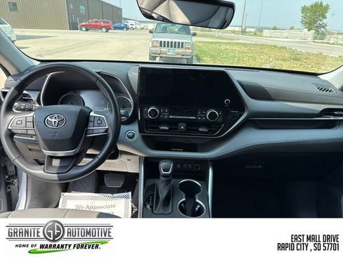 Used 2023 Toyota Highlander XLE AWD/4WD image 13
