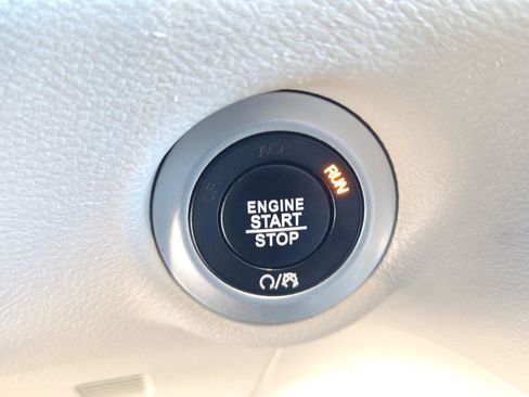 Used 2023 Chrysler Pacifica Touring-L FWD image 21