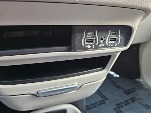 Used 2024 Chrysler Pacifica Touring-L image 26