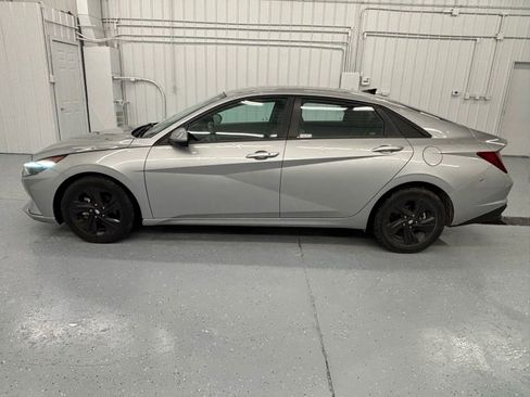 Used 2022 Hyundai Elantra SEL w/ Convenience Package FWD image 2