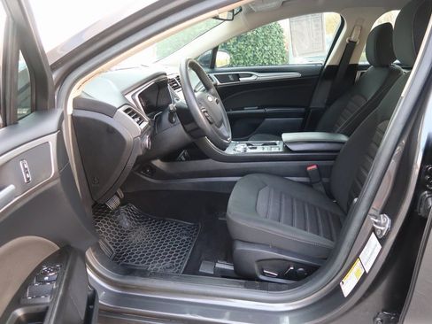 Used 2020 Ford Fusion SE image 10