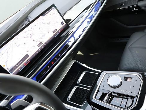 Used 2025 BMW 740i xDrive w/ Premium Package image 21