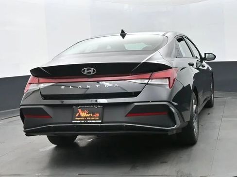 Used 2024 Hyundai Elantra SEL FWD image 8