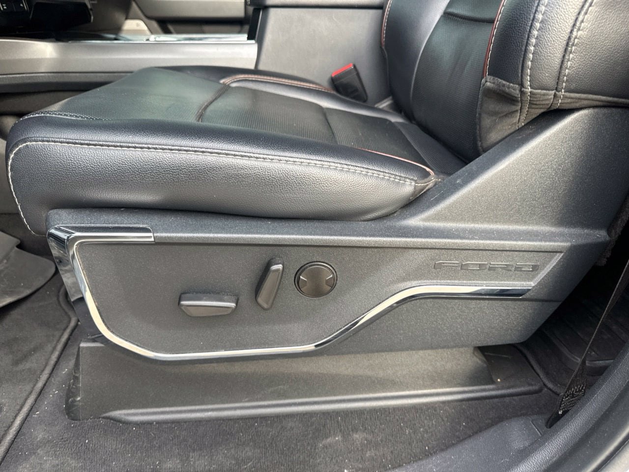 Used 2024 Ford F250 Lariat w/ Sport Appearance Package AWD/4WD image 23