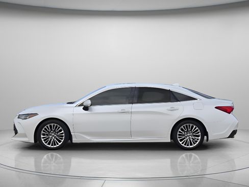 Used 2022 Toyota Avalon Limited FWD image 2