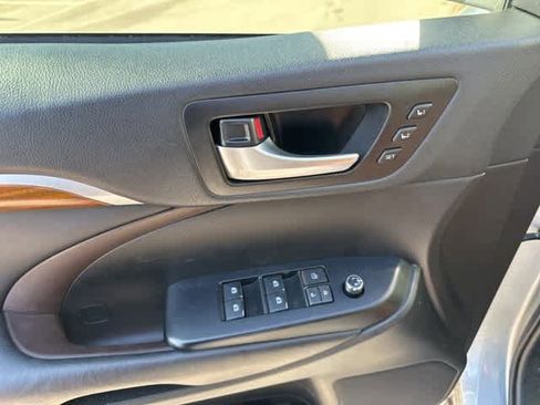 Used 2017 Toyota Highlander Limited Platinum image 11