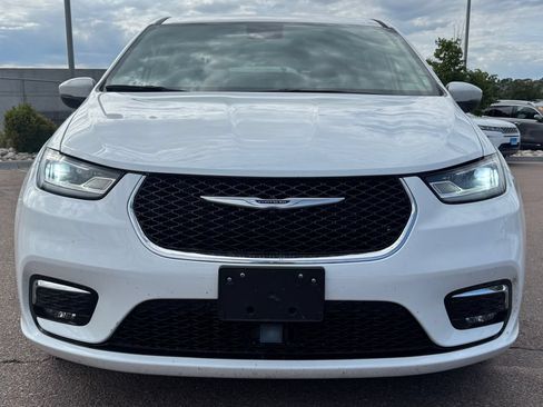 Used 2023 Chrysler Pacifica Touring-L FWD image 2