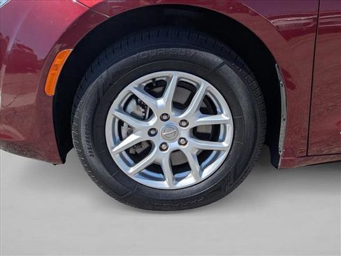 Used 2020 Chrysler Pacifica Touring-L FWD image 24