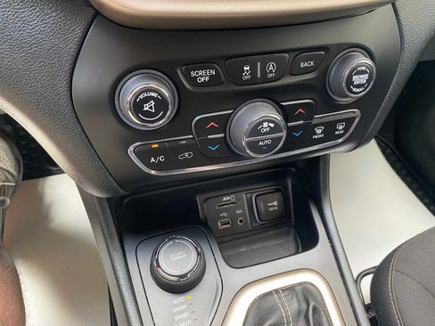 Used 2016 Jeep Cherokee Latitude w/ Comfort/Convenience Group AWD/4WD image 23