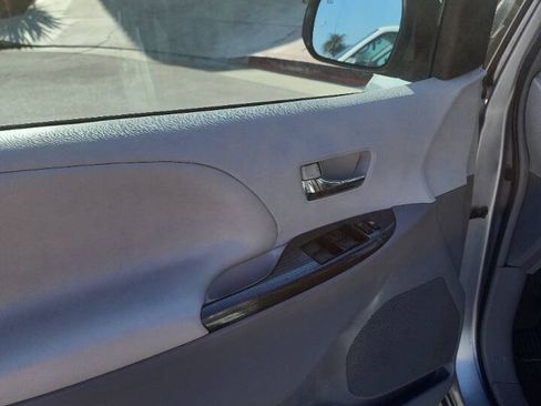 Used 2013 Toyota Sienna SE FWD image 7