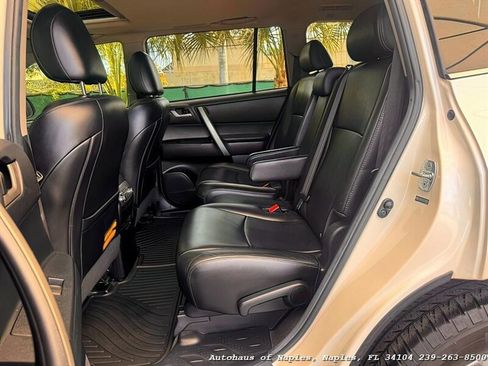 Used 2012 Toyota Highlander SE w/ Tow Pkg image 12