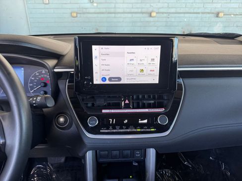 Used 2025 Toyota Corolla Cross LE image 18