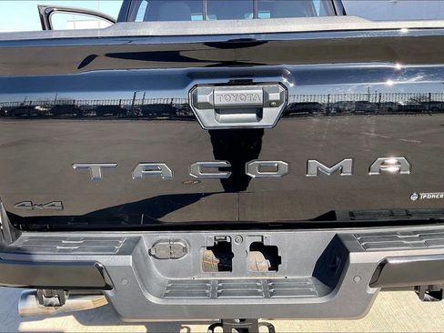 Used 2025 Toyota Tacoma TRD Sport w/ TRD Sport Upgrade Package image 41