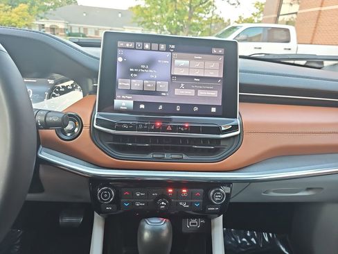 Certified 2023 Jeep Compass Limited image 19