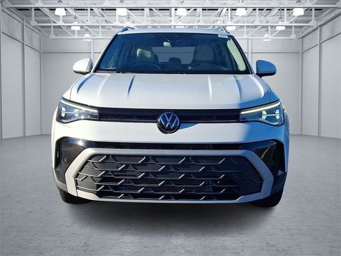 Certified 2025 Volkswagen Taos SE w/ Panoramic Sunroof Package image 2