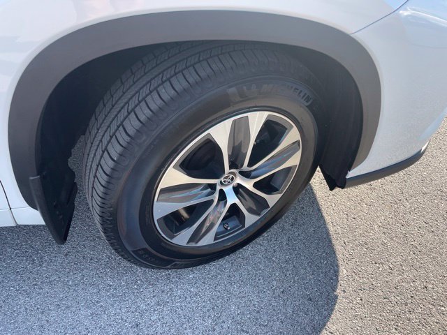 Used 2023 Toyota Highlander XLE AWD/4WD image 17