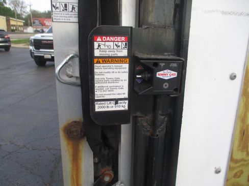 Used 2016 Freightliner Sprinter 3500 RWD image 6