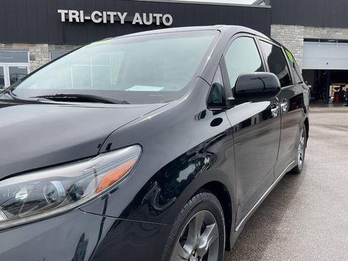 Used 2015 Toyota Sienna SE FWD image 2